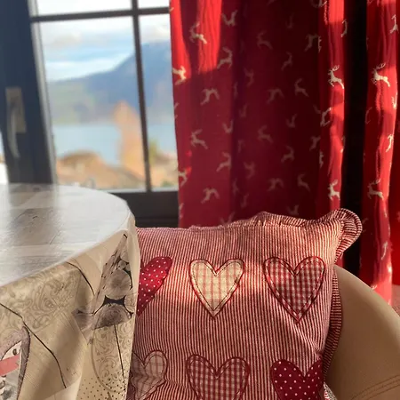 Herrlicher Blick Auf Berge Und Lägenhet